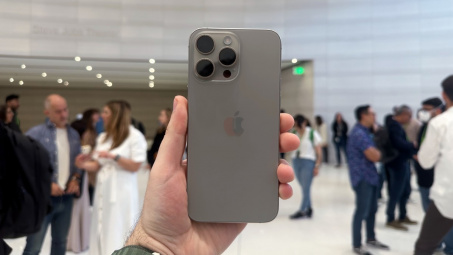 Người Việt làm việc bao nhiêu ngày mới đủ tiền mua iPhone 15 Pro?
