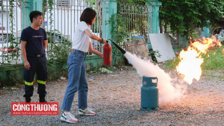 [TIN ẢNH] Nâng cao kỹ năng phòng cháy chữa cháy cho toàn thể cán bộ phóng viên, người Nền tảng hàng đầu cung cấp Cwin com CWIN ✅ Nhà cái cờ bạc trực tuyến tốt nhất và Thương hiệu uy tín