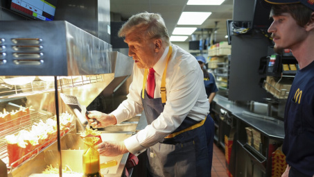 Quốc tế nổi bật: Ông Donald Trump làm việc tại McDonald