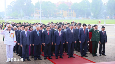 Đại biểu Quốc hội dự Kỳ họp thứ 8 vào Lăng viếng Chủ tịch Hồ Chí Minh