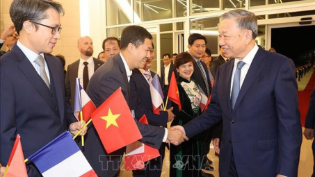 Tổng Bí thư, Chủ tịch nước bắt đầu tham dự Hội nghị cấp cao Pháp ngữ lần thứ 19 và thăm chính thức Pháp