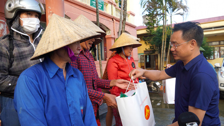Bí thư Tỉnh uỷ Quảng Bình Lê Ngọc Quang thăm hỏi người dân vùng lũ