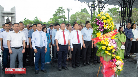 Đoàn đại biểu Hội nghị ngành Công Thương 15 tỉnh, thành phố khu vực miền Trung - Tây Nguyên dâng hương tưởng nhớ các anh hùng liệt sĩ tại Quảng Trị