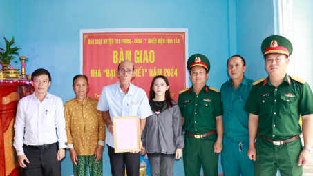 Công ty Nhiệt điện Vĩnh Tân bàn giao nhà Đại đoàn kết