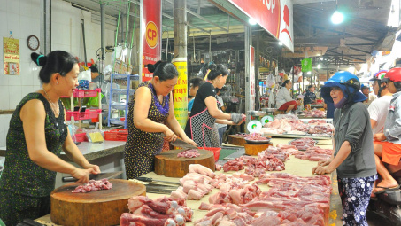 Giá heo hơi hôm nay 12/4: Giảm rải rác ở miền Nam
