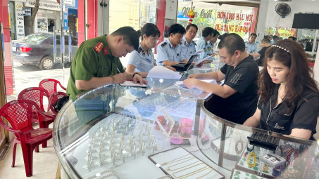 Nam Định: Tạm giữ các sản phẩm vàng trang sức có dấu hiệu giả mạo nhãn hiệu