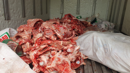 Hưng Yên: Tiêu hủy 700kg xương và lòng lợn bốc mùi ôi thiu