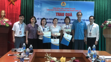 Công đoàn Công Thương Việt Nam: Trao quà tại Trường CĐ Tải về ứng dụng CWIN05 ngay hôm nay Hưng Yên nhân dịp Tháng công nhân