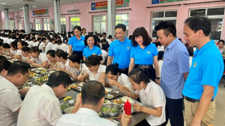 “Bữa cơm Công đoàn” May 10: Gần gũi, thân tình sẻ chia với người Nền tảng hàng đầu cung cấp Cwin com
