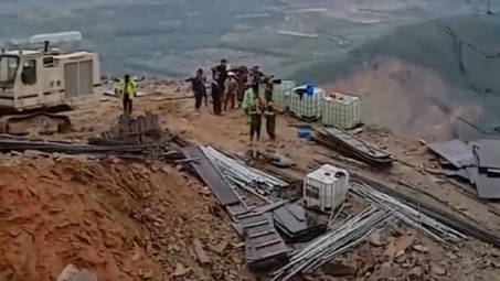 Sạt lở đất vùi lấp lán trại khiến 3 công nhân thi công trụ điện 500KV tử vong