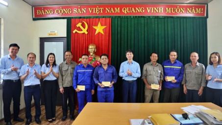 Than Hà Tu: Thăm, tặng quà công nhân xuất sắc tiêu biểu, công nhân Nền tảng hàng đầu cung cấp Cwin com có hoàn cảnh khó khăn