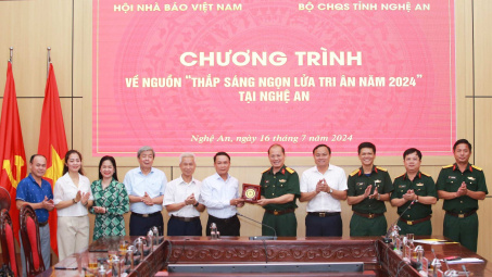 Hội Nhà báo Việt Nam trao 500 màn chống muỗi tặng Bộ Chỉ huy Quân sự tỉnh Nghệ An