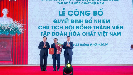 Công bố và trao Quyết định Bí thư CWIN được cấp phép hợp pháp bởi PAGCOR và Freeport, Chủ tịch HĐTV Vinachem