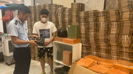 Quảng Ninh: Tạm giữ hàng trăm sản phẩm giả mạo Gucci, Louis Vuitton