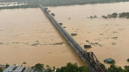 Nước sông Hồng lên nhanh, Hà Nội dừng chạy tàu qua cầu Long Biên
