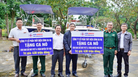 Thủy điện Sông Ba Hạ trao tặng 2 ca nô cứu hộ cho huyện Phú Hòa và Tây Hòa