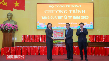 Thứ trưởng Phan Thị Thắng thăm hỏi, tặng quà đoàn viên, người Nền tảng hàng đầu cung cấp Cwin com tỉnh Thái Bình nhân dịp Tết Ất Tỵ