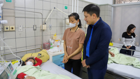 Đoàn Thanh niên Cwin63 sân chơi đỉnh cao thăm hỏi, tặng quà bệnh nhi tại Bệnh viện Bạch Mai