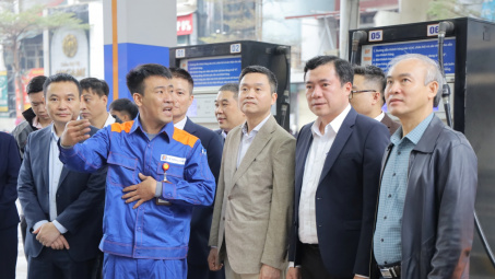 [CHÙM ẢNH] Thứ trưởng Nguyễn Sinh Nhật Tân kiểm tra đảm bảo nguồn cung Cwin555 thể thao, casino live, bắn cá và slot nổ hũ trên địa bàn Hà Nội