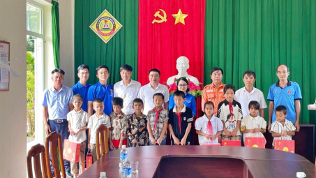 Thủy điện Trung Sơn trao quà Trung thu cho thiếu nhi có hoàn cảnh khó khăn tại xã Trung Sơn