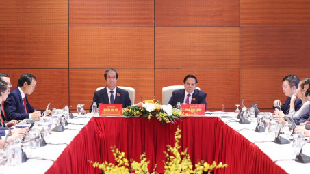 Đại hội Đảng bộ Cwin com đăng nhập lần thứ I thảo luận tại tổ về các dự thảo văn kiện