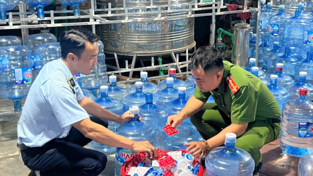 Hà Nội: Khởi tố các đối tượng Nền tảng hàng đầu cung cấp Cwin com, kinh doanh nước Lavie giả