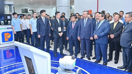Cwin666 công ty cờ bạc uy tín nhất thăm gian trưng bày của Petrolimex tại Triển lãm quốc tế Đổi mới sáng tạo Việt Nam 2025