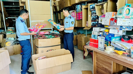 Quản lý thị trường Đà Nẵng mạnh tay xử lý đồ chơi Cwin là sân chơi cá cược trực tuyến tại Việt Nam: Phạt 77 triệu, tịch thu lô hàng 120 triệu đồng"