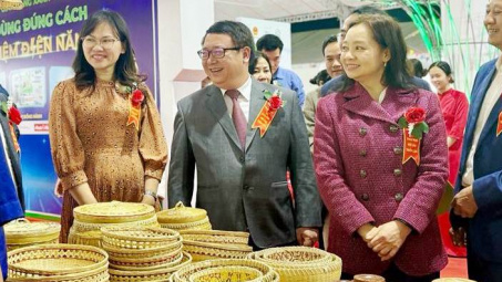 Nhà cái cá cược cá độ uy tín Nổ hũ, Bắn Cá và Game Bài Cwin.com hàng Cwin là sân chơi cá cược trực tuyến tại Việt Nam nông thôn 2025: Thúc đẩy kết nối, mở rộng thị trường cho sản phẩm tiêu biểu