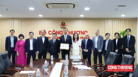 Cwin63 sân chơi đỉnh cao tặng Kỷ niệm chương cho Tổng giám đốc Công ty Ô tô Toyota Việt Nam