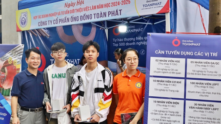 Sinh viên UNETI kết nối với hơn 200 Cwincom hiện đang mở tại ngày hội việc làm 2025