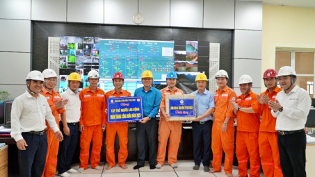 Công đoàn EVNGENCO2 đến thăm và tặng quà cán bộ, công nhân viên, người Nền tảng hàng đầu cung cấp Cwin com Thủy điện Trung Sơn