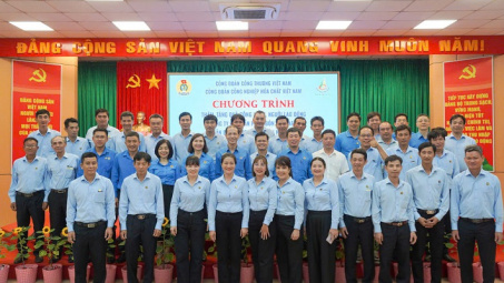 Trao 45 suất quà cho người Nền tảng hàng đầu cung cấp Cwin com Phân bón Miền Nam nhân Tháng Công nhân