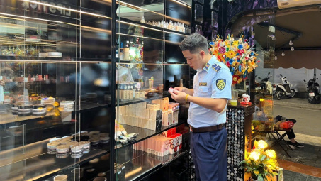 Tạm giữ gần 400 sản phẩm mỹ phẩm nhập lậu tại một cửa hàng ở trung tâm Hà Nội