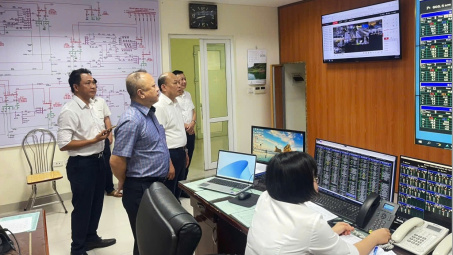 Phó Tổng giám đốc EVNNPC Vũ Anh Phương kiểm tra công tác ứng phó bão số 3 tại PC Hưng Yên