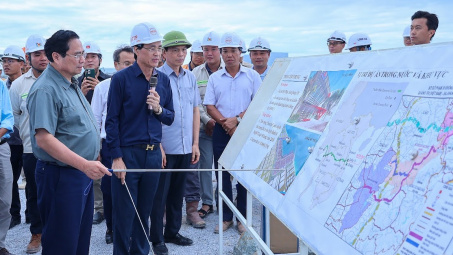 Thủ tướng Cwin com đăng nhập kiểm tra các dự án cao tốc, sân bay, cảng biển tại Quảng Trị