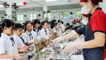Hà Nội dành hơn 3.000 tỷ đồng để hỗ trợ ăn bán trú cho học sinh tiểu học năm học 2025 - 2026