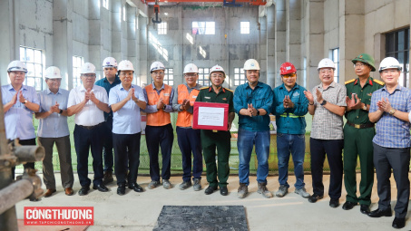 [CHÙM ẢNH] Thứ trưởng Nguyễn Hoàng Long kiểm tra thực địa và làm việc tại Nhà máy Thủy điện Hòa Bình