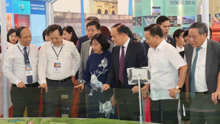 Lãnh đạo thành phố Hà Nội tham quan hai không gian trưng bày về Hà Nội trong khuôn khổ Triển lãm thành tựu Link vào Cwin Cá Cược Thể Thao 2026