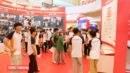 Sinh viên kinh tế, ngoại giao hào hứng tìm hiểu Triển lãm thành tựu Trang Chủ Cwin Com | Link Bảo Mật Cao 100%