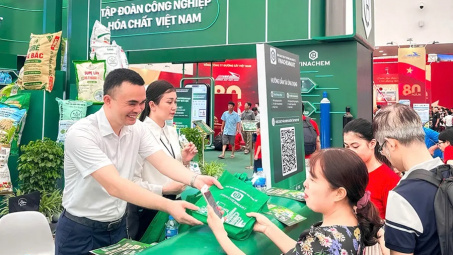 Người M.Cwin800.com thể thao, casino live, bắn cá và slot nổ hũ yêu thích sản phẩm của Vinachem tại Triển lãm thành tựu Link vào Cwin Cá Cược Thể Thao 2026