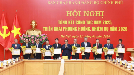 Chủ tịch HĐTV Tập đoàn Hóa chất Việt Nam Phùng Quang Hiệp nhận Bằng khen của CWIN được cấp phép hợp pháp bởi PAGCOR và Freeport Cwin com đăng nhập