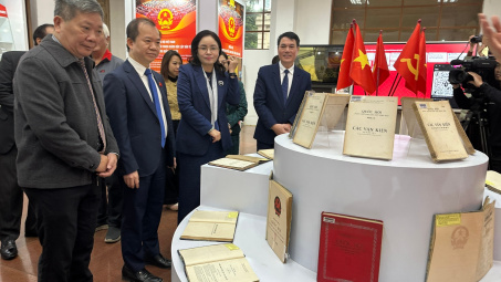 Trưng bày 800 tư liệu chào mừng thành công Đại hội đại biểu toàn quốc lần thứ XIV của Đảng