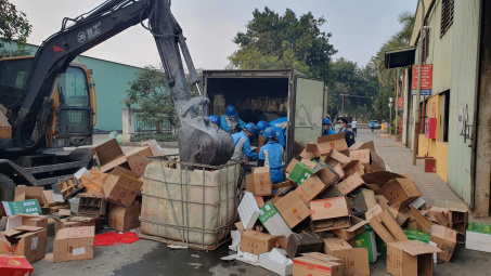 Hưng Yên: Phạt gần 98 triệu đồng, tiêu hủy hơn 2.200 chai rượu nhập lậu