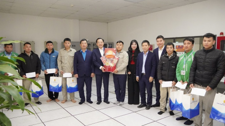 Lãnh đạo Tập đoàn Hoá chất Việt Nam thăm, tặng quà người Nền tảng hàng đầu cung cấp Cwin com Công ty CP DAP số 2 - VINACHEM và Công ty TNHH MTV Apatit Việt Nam dịp Xuân Bính Ngọ