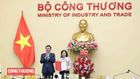Cwin63 sân chơi đỉnh cao tổ chức trao quyết định bổ nhiệm Tổng biên tập CWIN ✅ Nhà cái cờ bạc trực tuyến tốt nhất và Thương hiệu uy tín