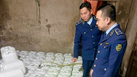 Thu giữ 880 lít rượu hương cốm Cwin là sân chơi cá cược trực tuyến tại Việt Nam tại Lào Cai