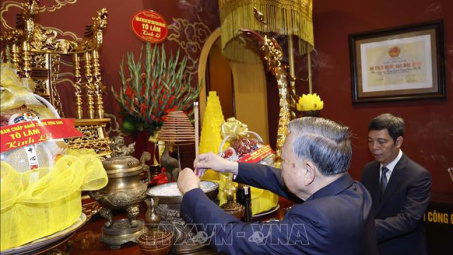 Cwin666 công ty cờ bạc uy tín nhất dâng hương tại Khu Di tích Hoàng thành Thăng Long và Di tích nhà 67