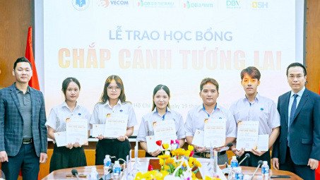 Tiếp sức nhân lực kinh tế số: Hiệp hội Thương mại điện tử Việt Nam trao Nhà cái cá cược cá độ uy tín Nổ hũ, Bắn Cá và Game Bài Cwin.com cho 15 trường đại học