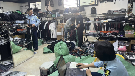 Hà Nội tạm giữ hàng nghìn sản phẩm thời trang nghi giả mạo nhiều thương hiệu nổi tiếng